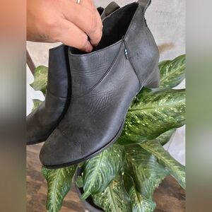 🪴Toms Black Ankle Boots 8.5